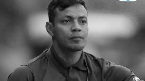 Bejo Sugiantoro: Kronologi Perpisahan Sang Legenda Sepakbola Kepergian Bejo Sugiantoro dari dunia sepakbola profesional meninggalkan luka yang mendalam bagi banyak penggemar. Sebagai salah satu legenda yang telah mengukir banyak prestasi, perpisahan ini bukan hanya sekadar akhir dari karirnya, tetapi juga babak yang menyentuh hati para penggemar sepakbola Indonesia. Karir yang panjang, penuh dedikasi, dan prestasi gemilang menjadi kenangan tak terlupakan bagi para penggemar setianya.

Awal Karir Bejo Sugiantoro yang Menginspirasi

Bejo Sugiantoro memulai perjalanan sepakbolanya dengan penuh semangat dan tekad yang besar. Dikenal dengan gaya permainan yang enerjik, ia mencuri perhatian banyak orang sejak awal. Mulai berkarir di dunia sepakbola profesional, Bejo tidak hanya dikenal sebagai pemain berbakat, tetapi juga seorang pemimpin di lapangan. Dengan kemampuan luar biasa yang dimilikinya, ia berhasil meraih berbagai gelar dan membuat jejak yang tidak akan mudah dilupakan.

Perjalanan karir Bejo Sugiantoro dimulai dari klub-klub lokal sebelum akhirnya berlabuh di beberapa tim besar Indonesia. Sebagai pemain bertahan, ia mampu menjaga lini belakang dengan sangat baik, memberikan perlindungan bagi gawang timnya. Tidak jarang, pemain bertahan seperti Bejo menjadi pemain kunci dalam pertandingan yang menentukan kemenangan. Melalui kerja keras dan dedikasi, ia menunjukkan bahwa sepakbola bukan hanya soal skill, tetapi juga soal komitmen yang tak tergoyahkan.

Puncak Prestasi dan Penghargaan

Seiring berjalannya waktu, karir Bejo semakin bersinar. Prestasi gemilang yang ia raih bersama tim-tim besar Indonesia membuat namanya dikenal luas. Bejo memiliki reputasi sebagai pemain yang tidak kenal lelah, dengan kemampuan bertahan yang solid serta visi permainan yang tajam. Ia sering kali menjadi pemain yang diandalkan untuk mengamankan kemenangan bagi timnya, bahkan dalam situasi yang sangat menegangkan.

Tak hanya di level klub, Bejo juga turut berperan dalam memperkuat tim nasional Indonesia. Keberhasilannya bersama timnas memberikan kontribusi besar pada perkembangan sepakbola Indonesia. Momen-momen kemenangan yang ia ciptakan bersama timnas menjadi bagian yang tak terlupakan dalam sejarah sepakbola tanah air. Setiap laga yang dimainkan Bejo meninggalkan kesan mendalam bagi para penggemar yang selalu mendukungnya. Ia berhasil menunjukkan bahwa dengan tekad yang kuat dan semangat yang membara, segalanya bisa diraih.

Perpisahan yang Mengharukan

Setelah bertahun-tahun berkarir, akhirnya Bejo memutuskan untuk mengakhiri perjalanan sepakbolanya. Perpisahan ini menjadi momen yang penuh emosi, tidak hanya bagi Bejo, tetapi juga bagi seluruh penggemar yang telah mendukungnya sepanjang karir. Keputusan untuk pensiun tentu bukan hal yang mudah, tetapi itu adalah langkah yang harus diambil seorang legenda. Semua kenangan indah yang tercipta selama karirnya, mulai dari kemenangan besar hingga momen-momen kecil yang penuh makna, kini menjadi bagian dari sejarah.

Selama masa pensiunnya, Bejo tetap menjadi sosok yang dihormati dan dicintai oleh para penggemarnya. Meskipun ia sudah tidak lagi beraksi di lapangan, semangat dan dedikasinya tetap menginspirasi banyak orang. Perpisahan ini memang berat, tetapi warisan yang ditinggalkannya akan terus hidup dalam ingatan para penggemar sepakbola Indonesia.

Menatap Masa Depan dan Warisan yang Ditinggalkan Bejo Sugiantoro

Meskipun telah pensiun dari dunia sepakbola profesional, Bejo Sugiantoro tetap memiliki peran penting dalam dunia olahraga. Warisan yang ditinggalkannya tidak hanya berupa prestasi di lapangan, tetapi juga semangat juang yang terus menginspirasi generasi muda. Setelah pensiun, Bejo masih terlibat dalam berbagai kegiatan yang berkaitan dengan sepakbola, seperti pembinaan pemain muda dan berbagai program untuk memajukan olahraga ini di Indonesia.

Perpisahan Bejo dari dunia sepakbola tidak hanya menandakan akhir dari sebuah perjalanan, tetapi juga awal dari peran baru yang lebih besar dalam mengembangkan sepakbola Indonesia ke depan. Bejo Sugiantoro tetap akan dikenang sebagai salah satu legenda yang telah memberi warna dalam sejarah sepakbola tanah air.

Kesimpulan

Kepindahan Bejo Sugiantoro dari dunia sepakbola profesional memang meninggalkan kesan yang mendalam. Sebagai pemain yang telah banyak memberi kontribusi untuk dunia sepakbola Indonesia, karirnya akan selalu dikenang dengan penuh rasa hormat. Melalui perpisahan yang mengharukan ini, kita semua diingatkan akan betapa berharganya setiap detik yang dijalani di lapangan hijau. Sebagai legenda, Bejo Sugiantoro tidak hanya dikenal karena prestasinya, tetapi juga karena semangat dan dedikasinya yang tak tergoyahkan.

Meskipun pensiun, peran Bejo sebagai inspirasi dan mentor untuk generasi muda akan terus berlanjut. Warisan yang ditinggalkannya akan menginspirasi pemain sepakbola masa depan untuk terus berjuang mencapai puncak karir mereka. Sebagai penggemar, kita bisa merasa bangga telah menyaksikan perjalanan seorang legenda yang membawa kebanggaan bagi bangsa ini.