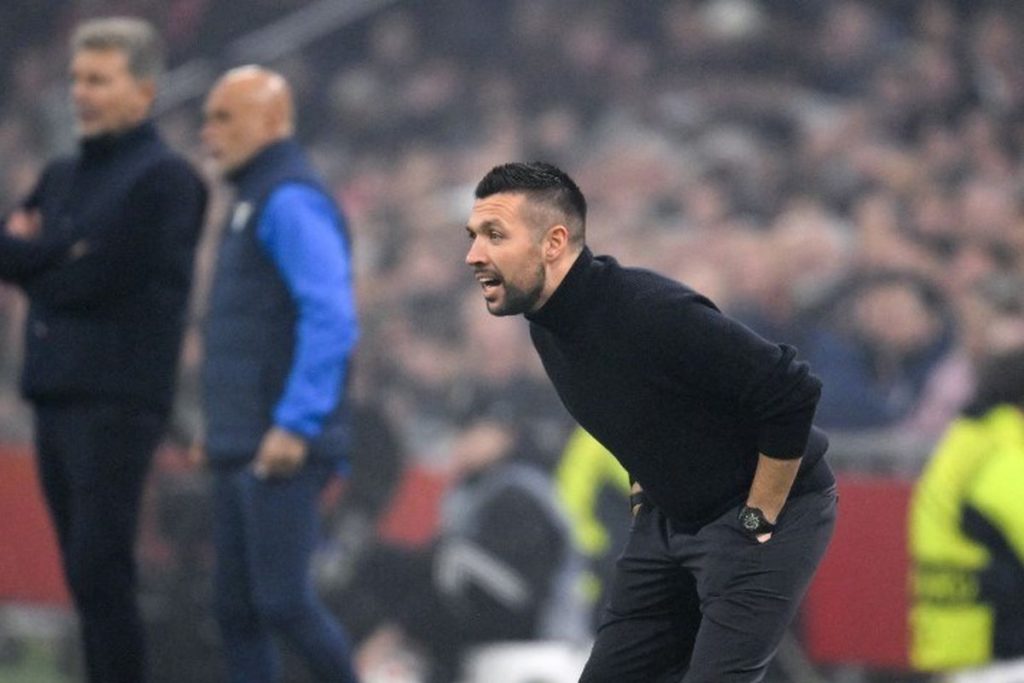 Gagal Angkat Trofi, Pelatih Ajax Angkat Koper Mendadak!